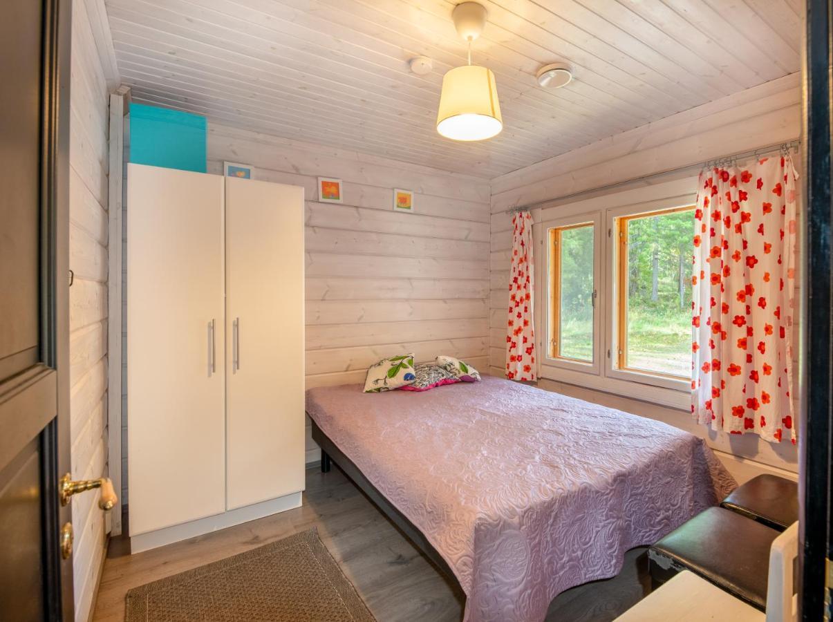 Laehderinne - 2 Bedroom Log Cabin, Private Beach, Wifi & Sauna Puolanka 외부 사진