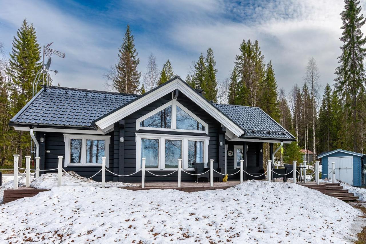 Laehderinne - 2 Bedroom Log Cabin, Private Beach, Wifi & Sauna Puolanka 외부 사진